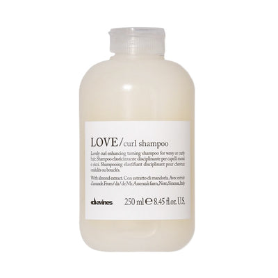 Davines Love Curl Shampoo. Kremasti šampon namijenjen je nježnom čišćenju valovite i kovrčave kose kojoj pruža potrebnu vlagu, mekoću i sjaj. 