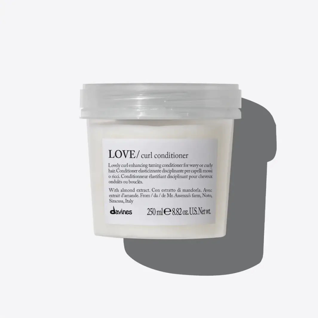 Davines LOVE Curl Conditioner. Njegujući regenerator prikladan je za valovitu i kovrčavu kosu te svojim djelovanjem pojačava elastičnost i definiciju kovrča.