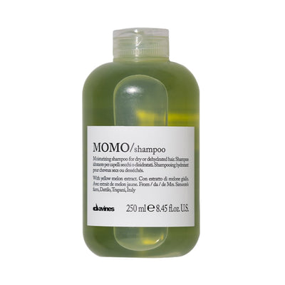 Davines MOMO Shampoo. Lagani šampon gelaste teksture idealan je za nježno čišćenje suhe i dehidrirane kose kojoj istodobno pruža dubinsku hidrataciju.