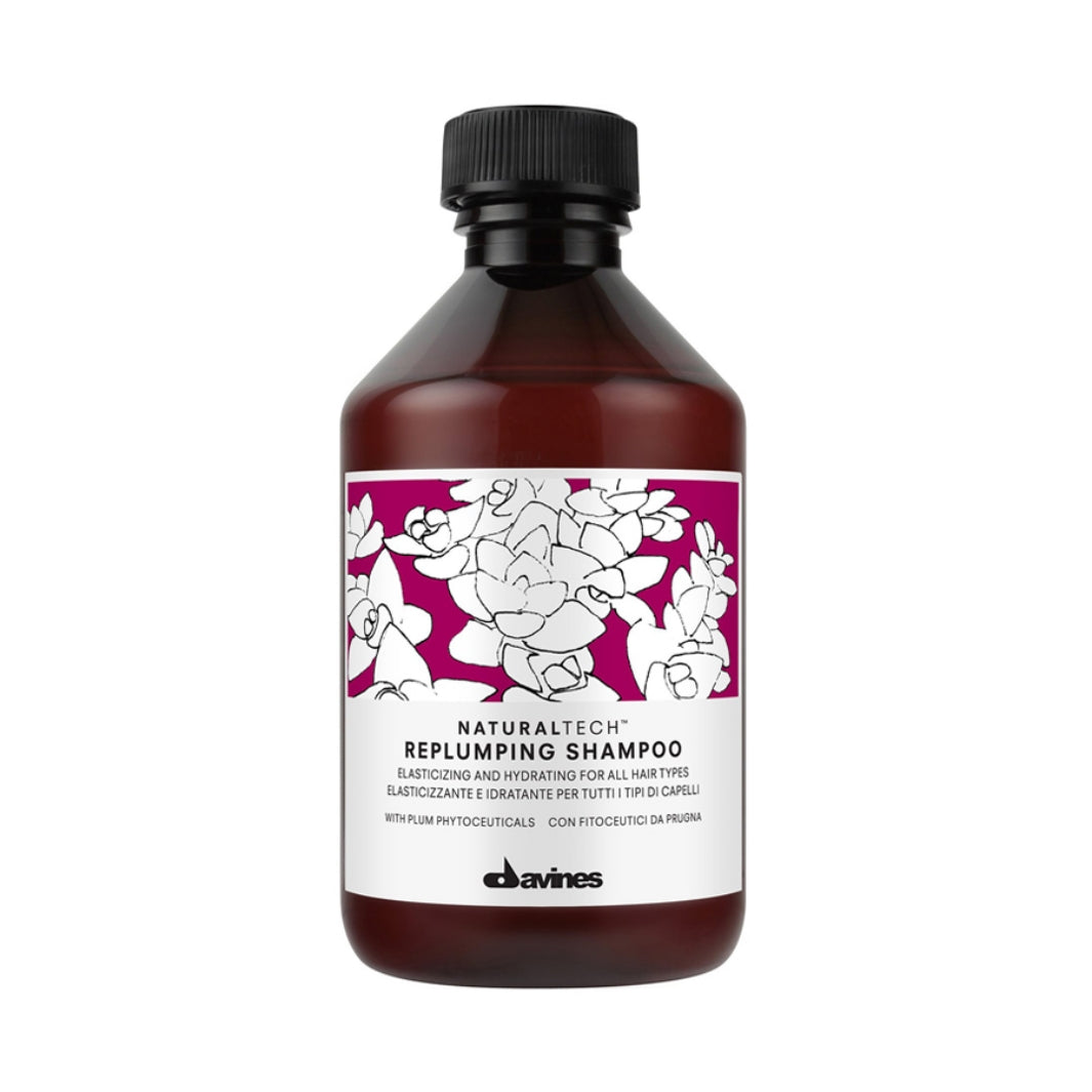 Davines Natural Tech Replumping Shampoo. Šampon kremaste teksture stvara bogatu pjenu, nježno čisti kosu pružajući zaštitu i hidrataciju tijekom procesa pranja kose.