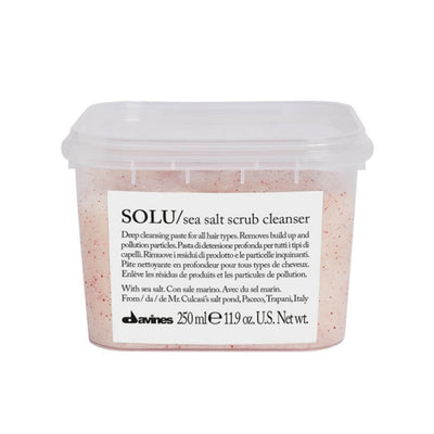 Davines SOLU Sea Salt Scrub Cleanser. Piling za kosu sa zrncima morske soli temeljito, ali nježno čisti vlasište, uklanja nečistoće i naslage proizvoda za stiliziranje kose.