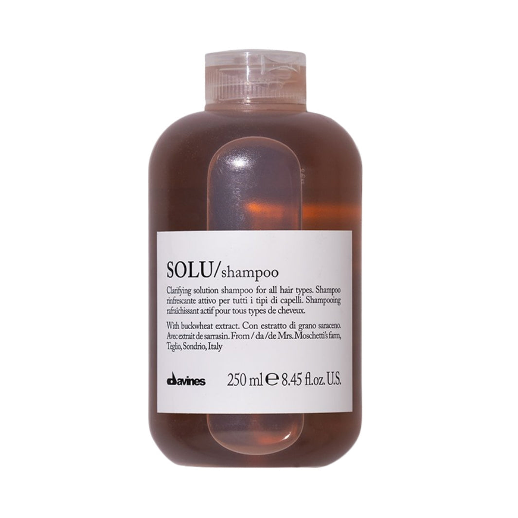 Davines SOLU Shampoo. Šampon za dubinsko čišćenje kose uklanja nečistoće i ostatke proizvoda za stiliziranje.